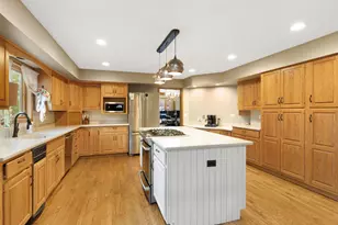 5N191 Fox Bluff Dr, Saint Charles, IL 60175 - Photo 8