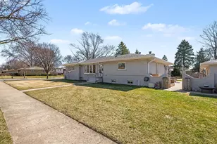 1515 E Oakton St, Arlington Heights, IL 60004 - Photo 1
