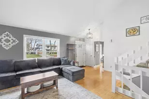 992 Ascot Dr, Crystal Lake, IL 60014 - Photo 2