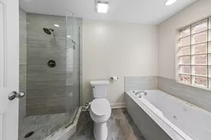 811 W Superior St, Chicago, IL 60642 - Photo 16
