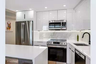 300 N State Street #5125, Chicago, IL 60654 - Photo 8