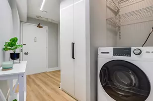 300 N State St, Chicago, IL 60654 - Photo 10