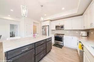 277 Masters Dr, Addison, IL 60101 - Photo 4