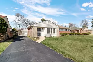942 W Villa Dr, Des Plaines, IL 60016 - Photo 2