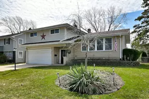 1303 E Ironwood Dr, Mount Prospect, IL 60056 - Photo 2