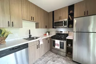 546 E Shag Bark Ln, Streamwood, IL 60107 - Photo 2