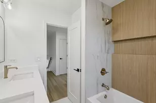 8135 W Rascher Ave, Chicago, IL 60656 - Photo 24