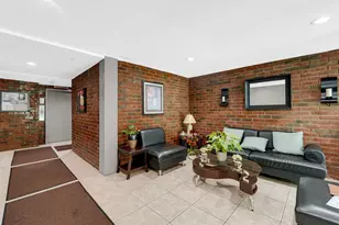 9332 Landings Ln, Des Plaines, IL 60016 - Photo 2