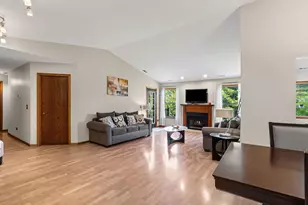 387 Elizabeth Dr, Wood Dale, IL 60191 - Photo 2