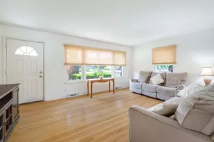 913 S Mitchell Ave, Elmhurst, IL 60126 - Photo 2