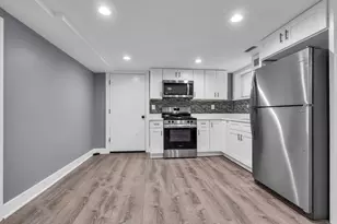 2424 W Hollywood Ave, Chicago, IL 60659 - Photo 4