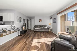 219 Old Oak Ct W, Buffalo Grove, IL 60089 - Photo 2