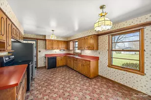 39W258 Seavey Rd, Batavia, IL 60510 - Photo 4