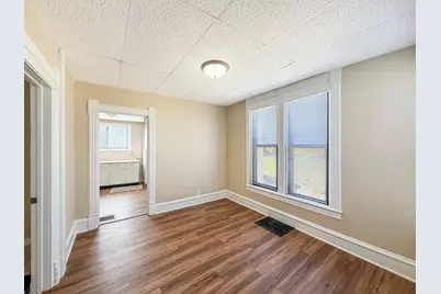 407 E Winneshiek Street, Freeport, IL 61032 - Photo 6