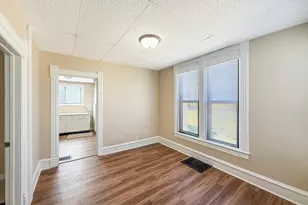 407 E Winneshiek St, Freeport, IL 61032 - Photo 6