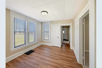 407 E Winneshiek Street, Freeport, IL 61032 - Photo 8