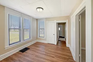 407 E Winneshiek St, Freeport, IL 61032 - Photo 8