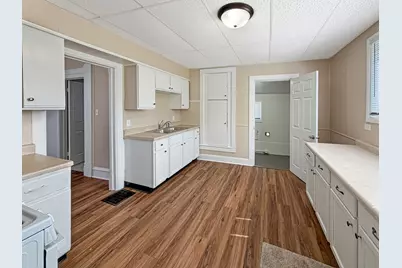 407 E Winneshiek Street, Freeport, IL 61032 - Photo 4