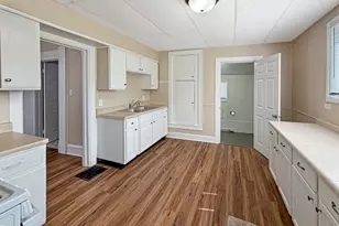 407 E Winneshiek St, Freeport, IL 61032 - Photo 4