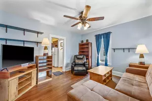 122 N Stott St, Genoa, IL 60135 - Photo 4