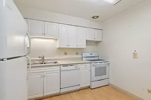 2415 S Goebbert Rd, Arlington Heights, IL 60005 - Photo 6