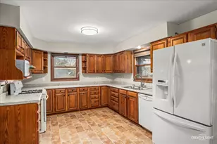 1652 Hilda Dr, Lake Holiday, IL 60548 - Photo 6