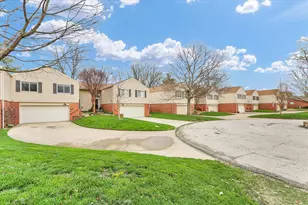 29 Fields East Dr, Champaign, IL 61822 - Photo 2