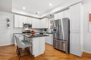 909 W Roscoe St, Chicago, IL 60657 - Photo 8