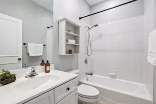 909 W Roscoe St, Chicago, IL 60657 - Photo 18