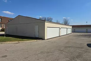 160 S Waters Edge Dr, Glendale Heights, IL 60139 - Photo 14