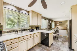 136 Caryville Ln, Schaumburg, IL 60193 - Photo 8