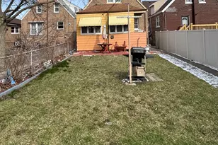 10210 S Prairie Ave, Chicago, IL 60628 - Photo 16
