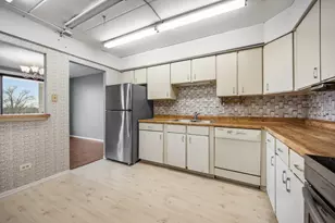 9118 W Elmwood Dr, Niles, IL 60714 - Photo 4