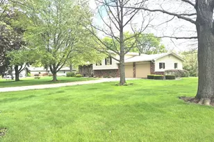 8 Hawthorne Dr, Oswego, IL 60543 - Photo 2