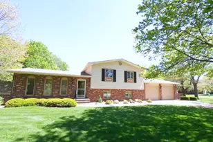 8 Hawthorne Dr, Oswego, IL 60543 - Photo 1