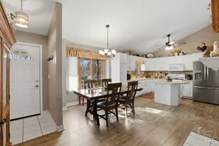 2853 Forsythia Ln, Saint Anne, IL 60964 - Photo 4