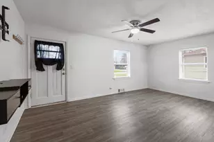 1061 Houston Ave, Elgin, IL 60120 - Photo 6