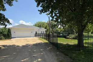 18760 Hillside Rd, Morrison, IL 61270 - Photo 4