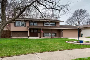 67 Kenilworth Ave, Elk Grove Village, IL 60007 - Photo 1