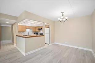 475 Plum Creek Dr, Wheeling, IL 60090 - Photo 2