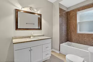 8132 S Paxton Ave, Chicago, IL 60617 - Photo 10