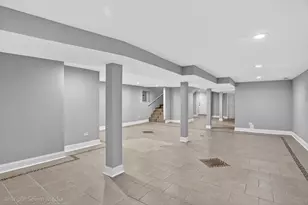 8132 S Paxton Ave, Chicago, IL 60617 - Photo 22