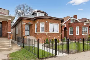 8132 S Paxton Ave, Chicago, IL 60617 - Photo 2