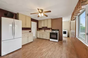 1320 N Elmwood Dr, Aurora, IL 60506 - Photo 6