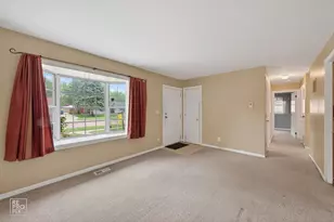 1320 N Elmwood Dr, Aurora, IL 60506 - Photo 4