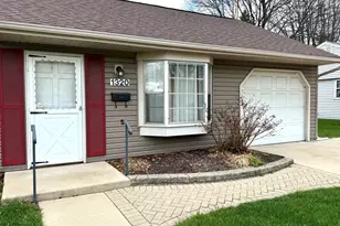 1320 N Elmwood Dr, Aurora, IL 60506 - Photo 2