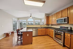 224 Cross Creek Ln, Lindenhurst, IL 60046 - Photo 6