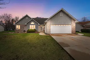 125 N Hamilton Dr, Grant Park, IL 60940 - Photo 1