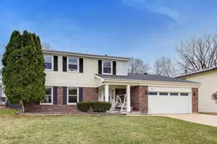 1021 Warwick Cir S, Hoffman Estates, IL 60169 - Photo 2
