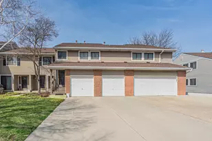 924 Hidden Lake Dr, Buffalo Grove, IL 60089 - Photo 1